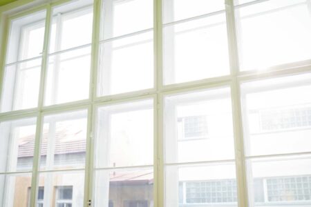 Melhoria de Conforto Térmico: Por que Escolher Películas para Janelas Grandes Melhoria de Conforto Térmico: Por que Escolher Películas para Janelas Grandes